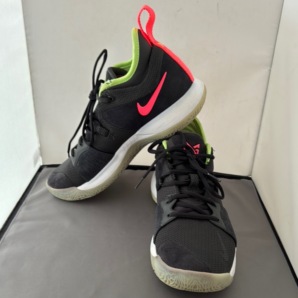 Nike Black and Pink Sneakers with Air Cushioning men’s size 9